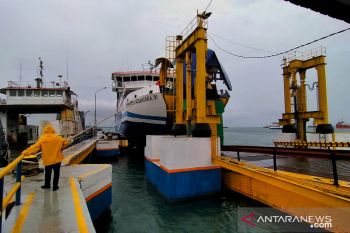 KMP Bahtera Nusantara  tunda berangkat ke Tambelan karena cuaca buruk