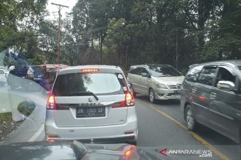 Jalan lintas Sumatera Kabupaten Karo dipadati  kendaraan-kendaraan