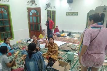 Warga  korban banjir Tanjungpinang mengungsi di masjid