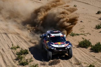 Carlos  Sainz juarai etape pertama Reli Dakar
