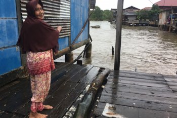Warga yang terdampak gelombang pasang Batu Merah