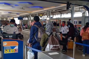 Stasiun di Yogyakarta memberangkatkan 3.600 penumpang puncak arus balik
