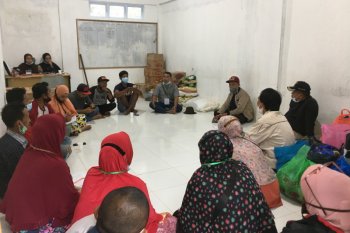 Warga Batu Merah rapat menentukan bantuan korban gelombang pasang