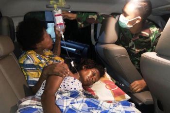 Satgas Yonif MR 413 Kostrad bantu evakuasi warga perbatasan ke rumah sakit