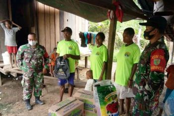 Babinsa Koramil Waris berikan sembako Ondoafi Kampung Sach