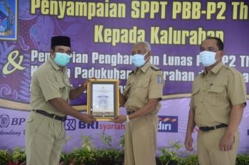 Sleman berikan penghargaan kepada lurah dan dukuh lunas PBB 2020