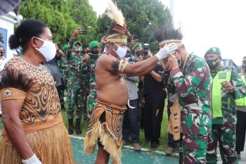 Tarian adat Papua sambut kedatangan Pangdam Cenderawasih di bandara Sentani