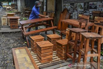 Perajin kayu manfaatkan limbah palet