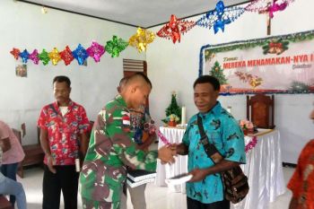 Satgas Yonif Raider 100/PS beri bantuan buku Alkitab jemaat di perbatasan