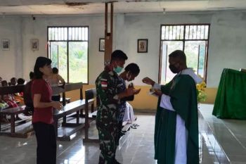 Prajurit Satgas Yonif 312/KH ibadah bersama warga kampung Ungalom