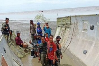 Pos AL Kumai amankan benda diduga serpihan badan pesawat terdampar di tepi laut Teluk Ranggau