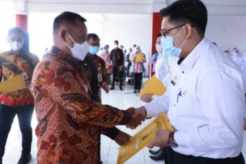 Bupati Lampung Selatan serahkan SK Pengangkatan CPNS