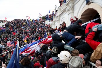 Pendukung Presiden Trump serbu gedung Kongres AS