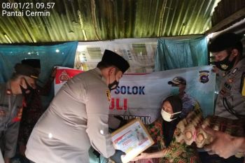 Polres Solok Arosuka bantu masyarakat terdampak pandemi COVID-19
