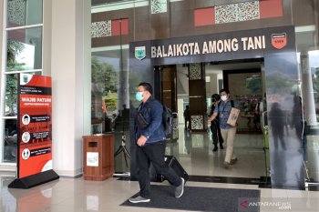 KPK geledah ruangan Wali Kota Batu Jatim