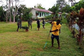 Satgas Pamtas Yonif 312/KH bersihkan lingkungan gereja di perbatasan