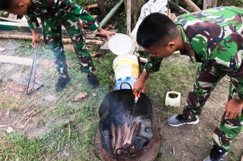 Prajurit Satgas Pamtas Yonif 312/KH ciptakan alat penyepuh besi di perbatasan