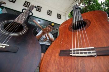 Perajin gitar rumahan bertahan ditengah pandemi di Aceh