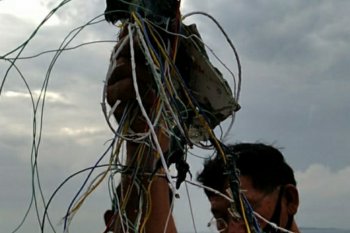 Petugas menemukan diduga kabel dan serpihan pesawat di Pulau Laki