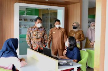 Dinas Perpustakaan Kepri layani perawatan arsip  yang rusak akibat banjir