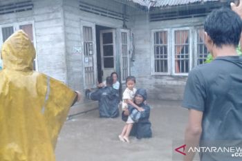 Air bah dan hujan deras genangi rumah warga Tambelan