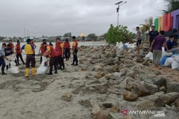 Antisipasi abrasi P2KR pasang tanggul di Pantai Piwang