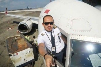 Keluarga kru pesawat Sriwijaya berharap keajaiban