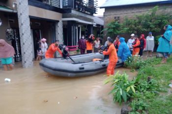 Warga  terdampak banjir di Tanjungpinang dievakuasi