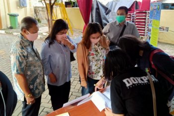 Keluarga kopilot Sriwijaya Air SJ 182 datangi Posko Ante Mortem RS Polri