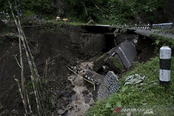 Jembatan roboh di Garut