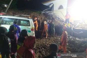 Danramil dan pejabat BPBD jadi korban tanah longsor di Sumedang