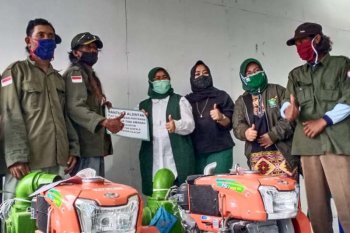 Dorong modernisasi pertanian di Cilacap, anggota DPR serahkan bantuan alsintan