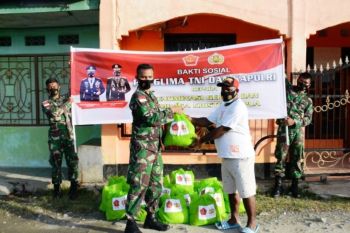 Korem 172/PWY bagi paket sembako di Jayapura bantuan Panglima TNI-Kapolri