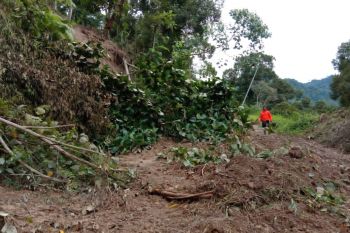 Jalur utama tertimbun longsor, 2.481 warga di Langgai terisolasi