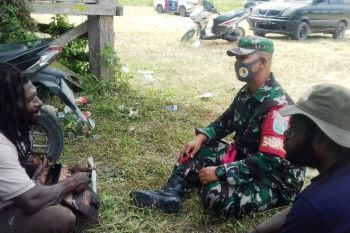 Babinsa Koramil Skanto komsos dengan pemuda kampung Gudang Garam