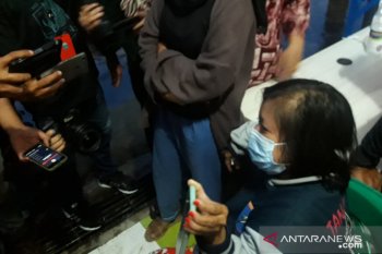 Ibunda Dinda Amelia terus menunggu informasi perkembangan Sriwijaya Air