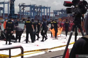 KN SAR Basudewa membawa satu kantong jenazah ke daratan