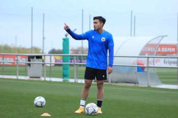 Gelandang timnas U-19 Khairul Imam menjadi penerjemah di Spanyol