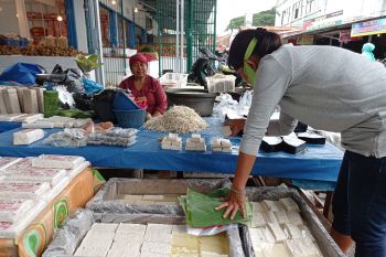 Siasati kedelai mahal, produsen perkecil ukuran tahu dan tempe