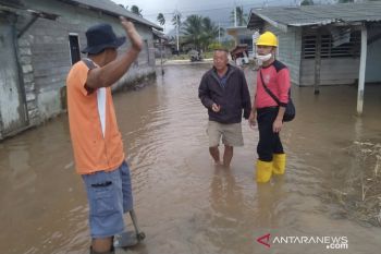Jalan dan pemukiman terendam akibat ombak tinggi di Natuna