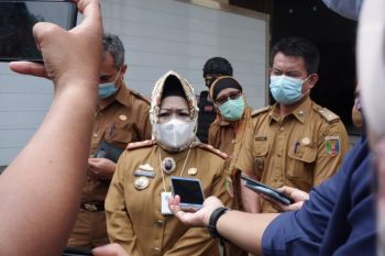Vaksinasi COVID-19 bagi tenaga kesehatan dilakukan bergantian