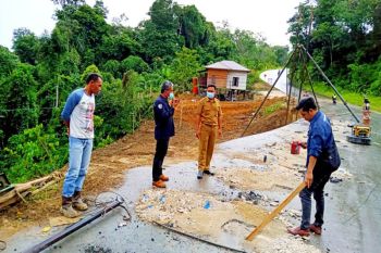 Perbaikan jalan longsor, Jalan H Koyem ditutup total