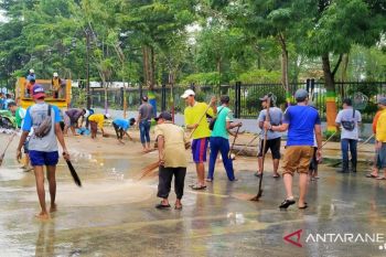 Pemkab Pamekasan gerakkan ASN bersihkan sisa lumpur banjir