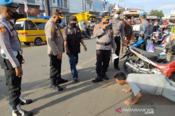 Kapolresta Mataram mengusir pengunjung pasar tidak taat prokes COVID-19
