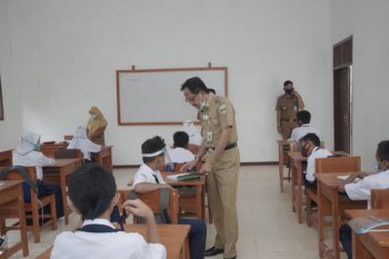 Bupati Pesisir Barat cek prokes di SMP dan Madrasah