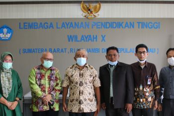 LLDIKTI Wilayah X serahkan SK pengubahan bentuk PTS