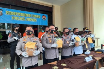 Polisi Jambi ringkus tiga kurir sabu berkemasan teh China