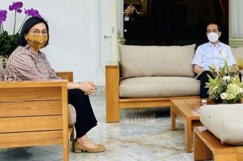 Usai divaksin, Jokowi bertemu Sri Mulyani dan Erick Thohir