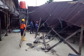 Dua rumah warga di Natuna roboh  dihantam ombak tinggi