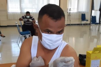 Dr. Aaron Rumainum penerima vaksin COVID-19 pertama di Papua